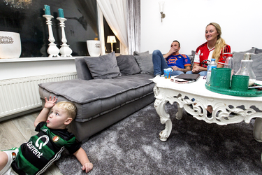 2017-8 Jong gezin van Feijenoord-supporters kijkt naar een voetbalwedstrijd. De foto is gemaakt in opdracht van De ...