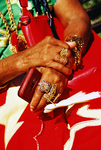 2018-8 Handen van een vrouw met sieraden. De vrouw is bezoeker van de viering van de afschaffing van de slavernij bij ...