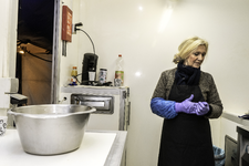2019-10 Vrouw met paarse handschoenen in keuken. De foto is gemaakt in opdracht van De Kracht van Rotterdam (DKVR).