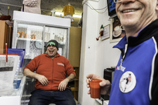 2019-11 Twee lachende mannen. De foto is gemaakt in opdracht van De Kracht van Rotterdam (DKVR).