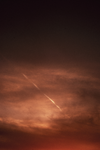 2019-28 Condensspoor van vliegtuig in een door de zon roodgekleurde lucht. De foto is gemaakt in opdracht van De Kracht ...