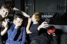 2019-9 Vier jongens maken selfies met telefoons. De foto is gemaakt in opdracht van De Kracht van Rotterdam (DKVR).
