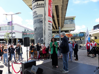 2023-35-100 Gasten op het podium in verband met de feestelijke opening van het nieuwe busstation Zuidplein en de ...