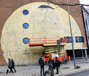 2023-35-144 Opzet van een muurschildering van de zanger Jeangu Macrooy op zijwand aan de Sallandstraat door ...