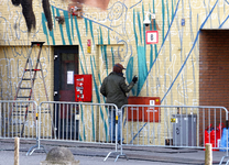 2023-35-149 Opzet van een muurschildering van de zanger Jeangu Macrooy op zijwand aan de Sallandstraat door ...