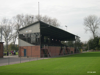 2023-35-168 Tribune van sportcomplex Charloisse voetbalclub CVV (Charloisse Voetbal Vereniging) aan de Groene Kruisweg ...