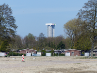 2023-35-189 Gezicht over braakliggend terrein en de woningen in de Wielewaal met op de achtergrond de in aanbouw zijnde ...