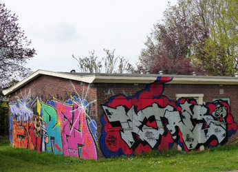 2023-35-196 Graffiti op één van de dichtgetimmerde en te slopen woningen in de Wielewaal.