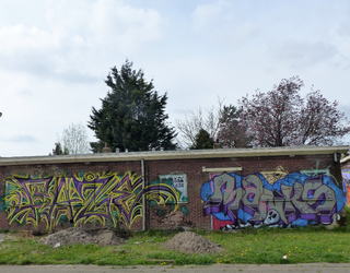2023-35-198 Graffiti op dichtgetimmerde en te slopen woningen in de Wielewaal.
