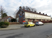 2023-35-208 Het vroegere buurtwinkelcentrum aan de Marjoleinstraat in de Wielewaal met rechts maisonnettewoningen aan ...