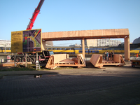 2023-35-223 Houten voetgangersbrug 'Luchtsingel' in aanbouw over het spoor tussen Couwenburg, Hofdijk en Katshoek.