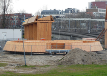 2023-35-230 Deel van in aanbouw zijnde houten rotonde van voetgangersbrug 'Luchtsingel' over het spoor tussen ...