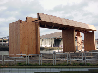 2023-35-234 Deel van in aanbouw zijnde houten voetgangersbrug 'Luchtsingel' over het spoor tussen Couwenburg en Katshoek.