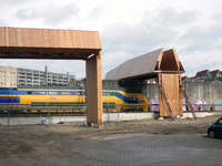 2023-35-235 Deel van in aanbouw zijnde houten voetgangersbrug 'Luchtsingel' over het spoor tussen Couwenburg en ...