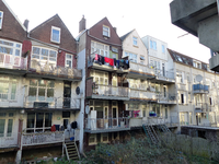 2023-35-24 Achterzijde van nog bewoonde huizen in de Tweebosstraat die op de nominatie staan voor sloop vanwege de ...