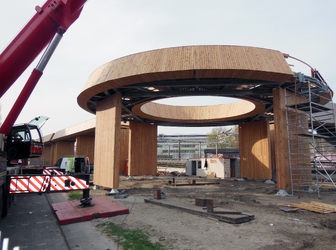 2023-35-240 Plaatsen van het ronde deel van de houten voetgangersbrug 'Luchtsingel' door hijsbedrijf Mammoet over het ...