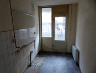2023-35-25 Een keuken in een ontruimde woning aan de Hilledijk in de Tweebosbuurt. De woning wordt gesloopt vanwege de ...