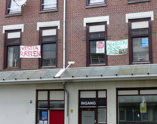 2023-35-29 Spandoeken hangen aan de gevel in de Tweebosbuurt als bewonersprotest tegen de sloopplannen van ...