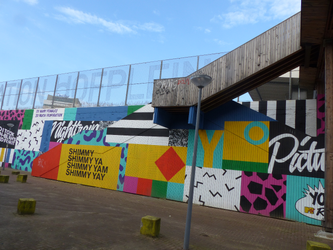 2023-35-291 Beschilderde wand met graffiti van de 'Luchtsingel' bij het voormalige Station Hofplein.