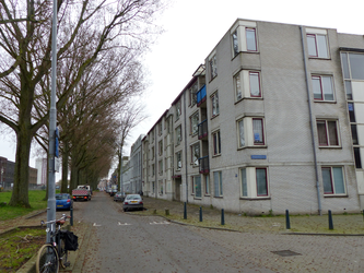 2023-35-32 De Hilledijk in de Tweebosbuurt, rechts de Riebeekstraat en links de nieuwbouw op het oude terrein van de ...