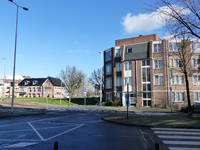 2023-35-323 Gezicht vanaf de Wolphaertsbocht richting Doklaan in Oud-Charlois met links in het voormalige havengebouw ...