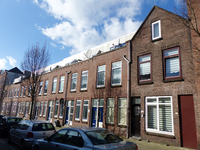 2023-35-335 Gerenoveerde panden met zolderopbouw (systeem Trespa) en schotelantennes in de Westduelstraat in Oud-Charlois.