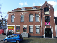 2023-35-349 Winkel- en bedrijfspand (oud pakhuis) met tattooshop en kapsalon op de hoek van de Wolphaertsbocht met het ...
