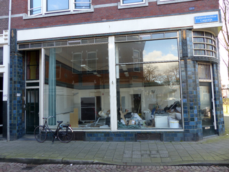 2023-35-369 Het begin van de Katendrechtse Lagedijk in Oud-Charlois met op de hoek het vroegere winkelpand van ...