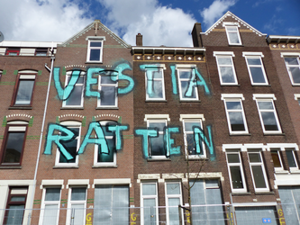 2023-35-38 Bewonersprotest in de Tweebosbuurt tegen de sloopplannen van woningcorporatie Vestia. Op de gevel van de ...