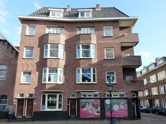 2023-35-403 Hoek van de Charloisse Kerksingel met een woonblok aan de Gouwstraat met inpandige balkons.