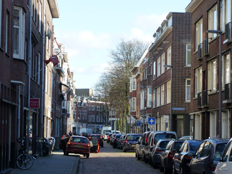 2023-35-413 De Gouwstraat richting begin van de Katendrechtse Lagedijk met rechts de zijstraat Jaersveltstraat.