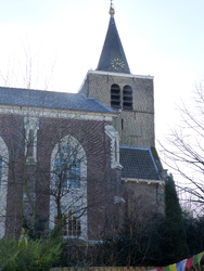2023-35-419 NH Oude Kerk met toren uit 1660 aan de Charloisse Kerksingel.