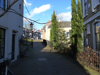 2023-35-426 De 'hol' op de Kaatsbaan in Oud-Charlois. Deze straat verbindt Charloisse Kerksingel met de Grondherendijk.