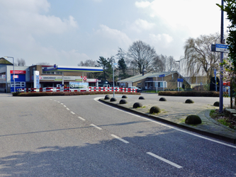 2023-35-461 Tankstation- en garage Leeuwenburg met benzinepomp Argos op het kruispunt Charloisse Lagedijk (locatie ...