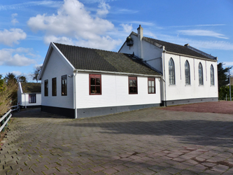 2023-35-494 De achterzijde van de Zuiderkapel (1902) met huisnummer 593 aan de Charloisse Lagedjk, ten zuiden van de ...