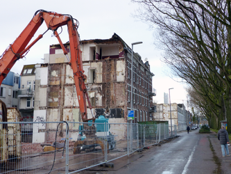 2023-35-62 De sloop van woningen aan de Hilledijk in de Tweebosbuurt vanwege de aanstaande vernieuwing van deze wijk.
