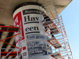 2023-35-66 Restauratie kunstwerk 'De Opgerolde Krant' op de pilaar onder het metroviaduct bij Metrostation Zuidplein. ...