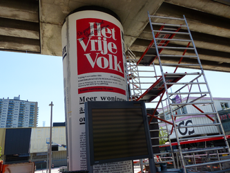 2023-35-68 Restauratiewerkzaamheden aan het kunstwerk 'De Opgerolde Krant' op de pilaar onder het metroviaduct bij ...