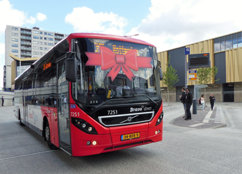 2023-35-92 De opening van het nieuwe busstation Zuidplein met feestelijk versierde bussen. Het nieuwe busstation maakt ...