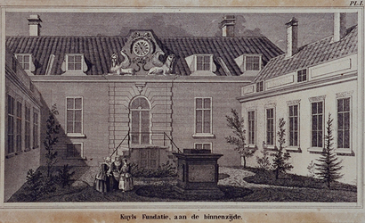 1973-4768 Binnenplaats van het hofje van Kuyls Fundatie aan de Schiekade.