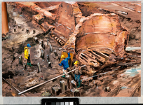 1989-3481 Bouwput voor de spoortunnelwerkzaamheden. Opgravingen nabij metrostation Blaak. Fundering van de oude ...