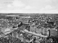 1997-1882 Gezicht op een deel van het centrum vanaf de toren van de Sint-Laurenskerk. Op de achtergrond de Nieuwe Maas ...