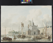 VII-246 De Leuvehaven met rechts daarvan de Nieuwe Hoofdpoort of Wittepoort, gezien vanaf de oostzijde van de haven. ...