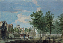VIII-118 Gezicht op het Hofplein met de stadsgracht tussen de Delftsepoort en de Hofpoort.