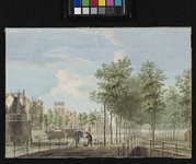 VIII-118 Gezicht op het Hofplein met de stadsgracht tussen de Delftsepoort en de Hofpoort.