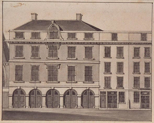 XIV-102 Boterhal aan de Nieuwemarkt, uit het zuiden. Op de bovenste verdieping was vanaf 1837 het Schilderkunstig ...