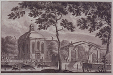 XVIII-286 Gezicht op de Lutherse kerk aan de Wolfshoek met de Keizersbrug uit het noordoosten.