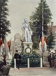 XXVI-17-00-02-2 Gezicht op het tijdelijke standbeeld van de koning Willem III op de Grote Markt, op de achtergrond ...