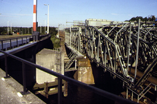 2002-447 Reportage van de aanleg van de Willemsspoortunnel en vervanging van de spoorbruggen over de Delfshavense ...
