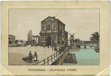 PBK-10695-2 De Delftse Poort met op de achtergrond rechts de Schiebrug en daarachter molen De Haas aan de Schie, op de ...